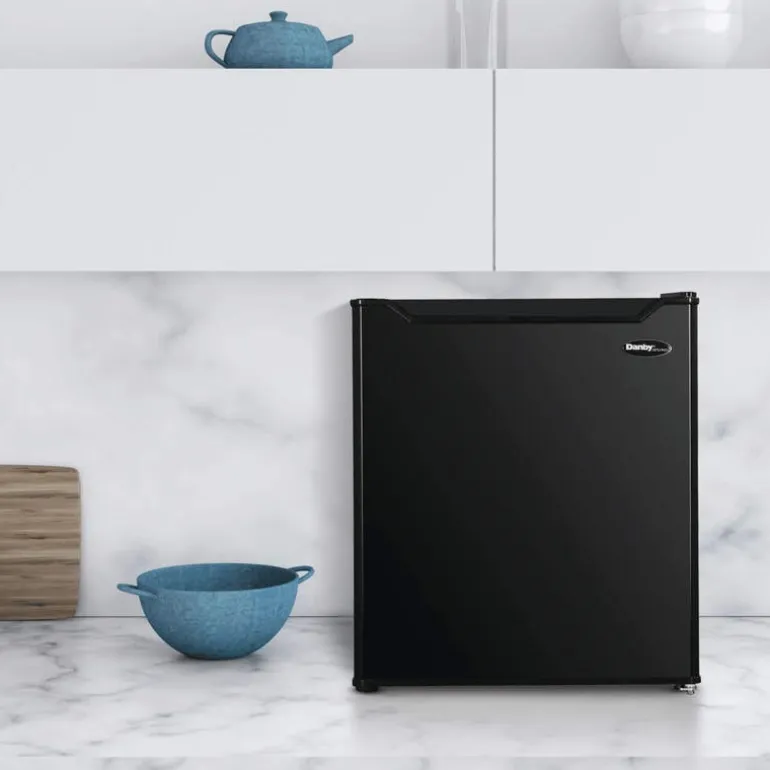 DANBY 1,6 Cu Ft Refrigerator Black Compact - DAR016B1BM