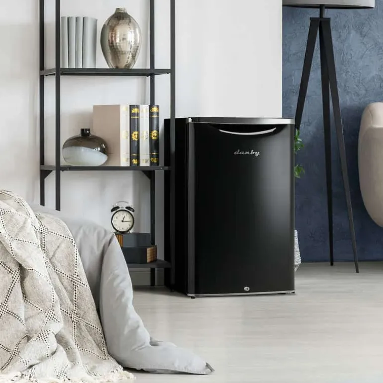 DANBY 4,3 Cu Ft Refrigerator Black Compact - DAR044A6MDB