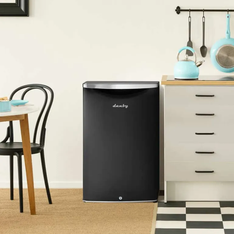 DANBY 4,3 Cu Ft Refrigerator Black Compact - DAR044A6MDB