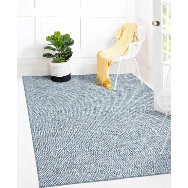 Indoor or Outdoor Rug - 7 x 10