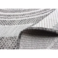 Indoor or Outdoor Rug - 7 x 10