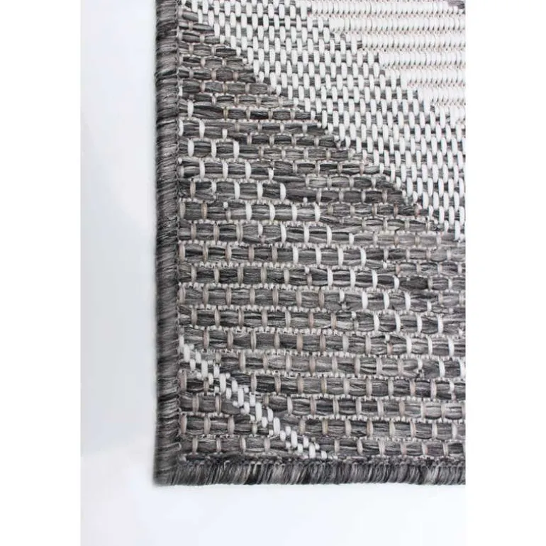 Indoor or Outdoor Rug - 5 x 7