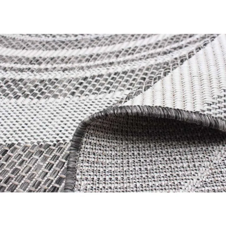 Indoor or Outdoor Rug - 5 x 7