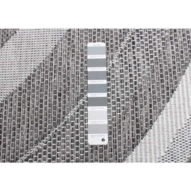 Indoor or Outdoor Rug - 5 x 7