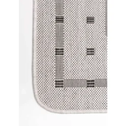 Indoor or Outdoor Rug - 4 x 6