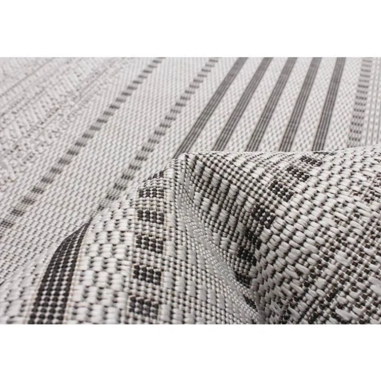 Indoor or Outdoor Rug - 4 x 6