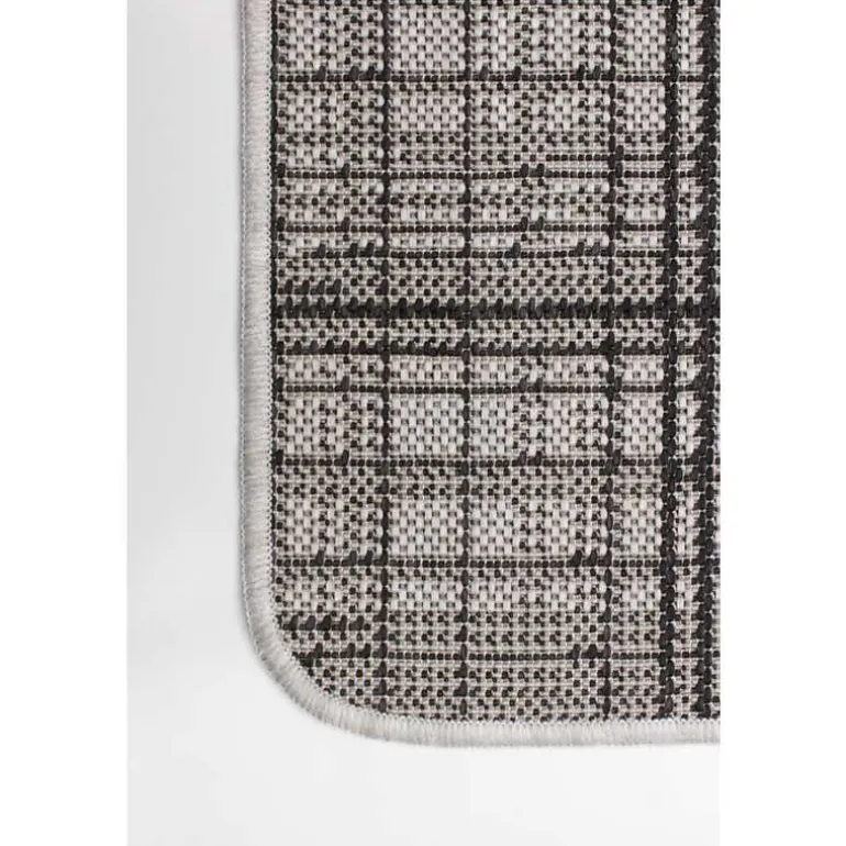 Indoor or Outdoor Rug - 4 x 6